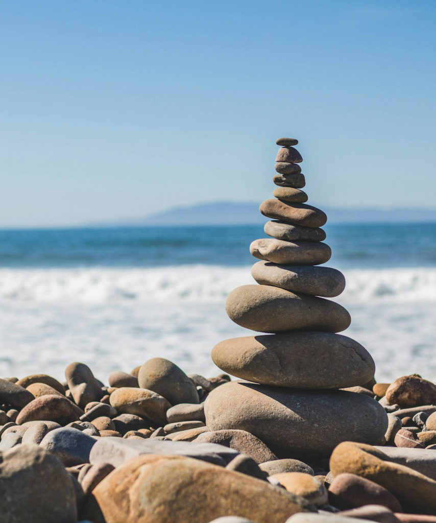 Stapel stenen met de zee in de achtergrond